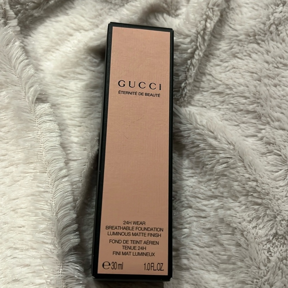 Gucci 24H Wear Breathable Foundation Luminous Matte Finish 3700 Medium